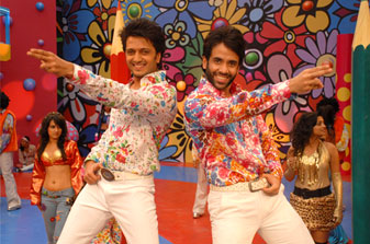 Riteish Dehsmukh spoofs Bollywood